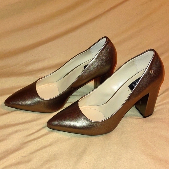 JONES New York "Cali" Champagne Gold Leather Pumps Size 8 1/2 - Picture 3 of 11